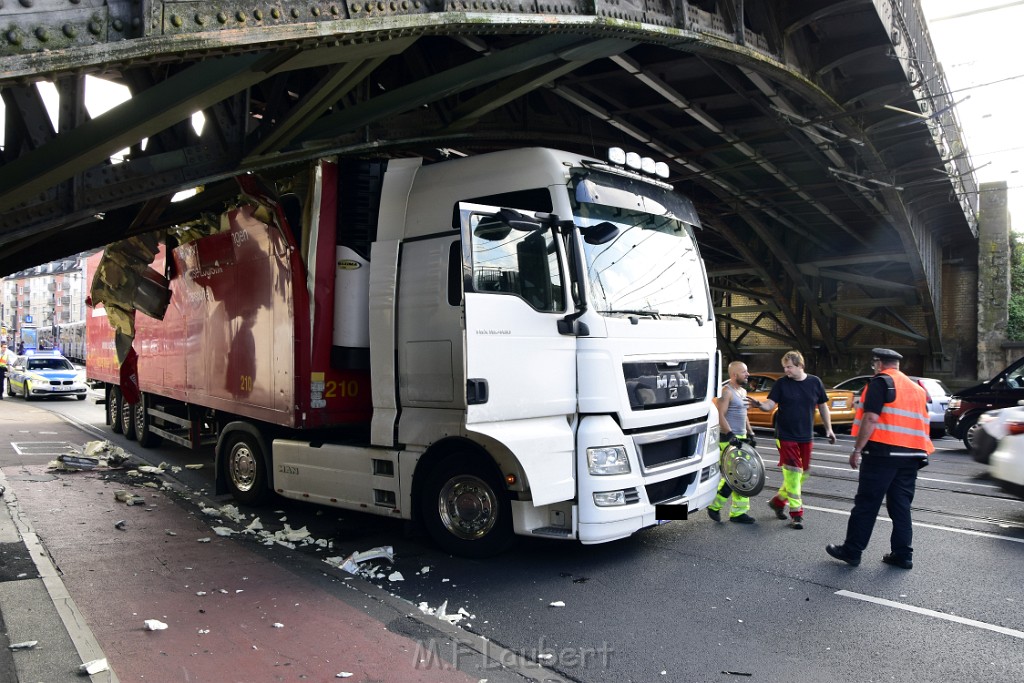 LKW blieb unter Bruecke haengen Koeln Deutz Opladenerstr Deutz Muelheimerstr P039.JPG - Miklos Laubert